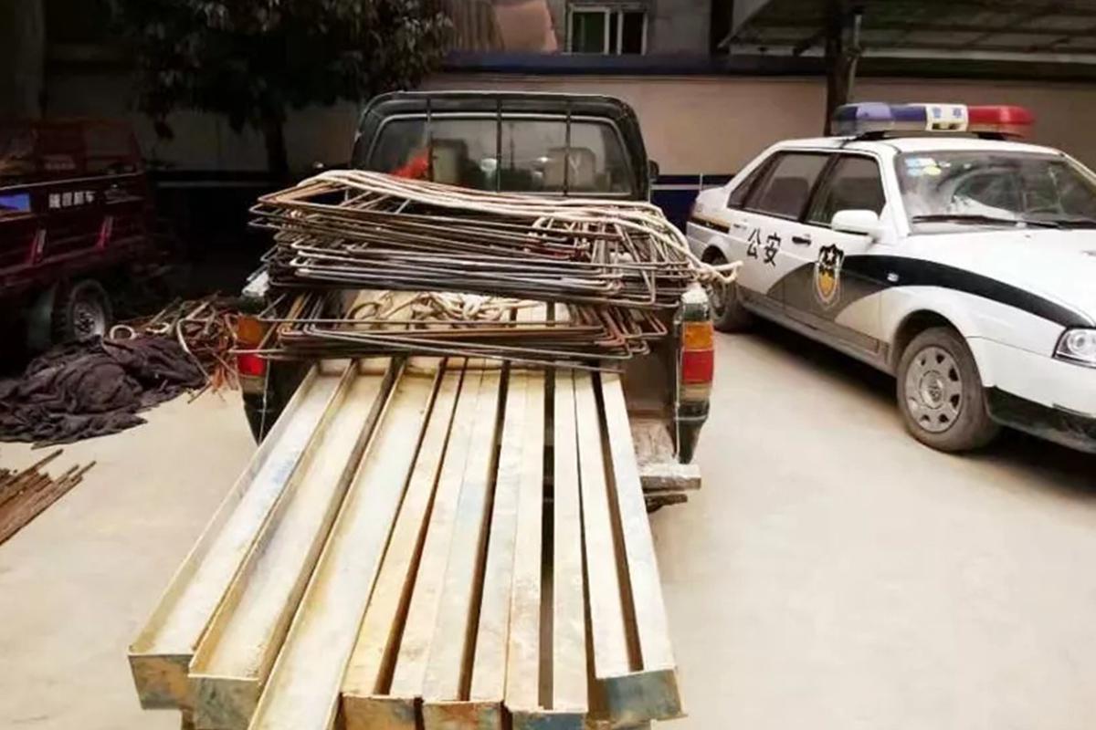 两男子以身份掩饰盗窃钢材，路遇民警束手就擒