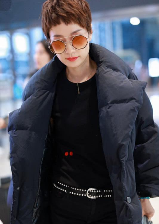 马伊琍穿厚厚的羽绒服,搭九分裤,要是再穿上袜子更时髦保暖!