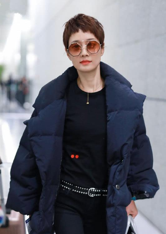 马伊琍穿厚厚的羽绒服,搭九分裤,要是再穿上袜子更时髦保暖!