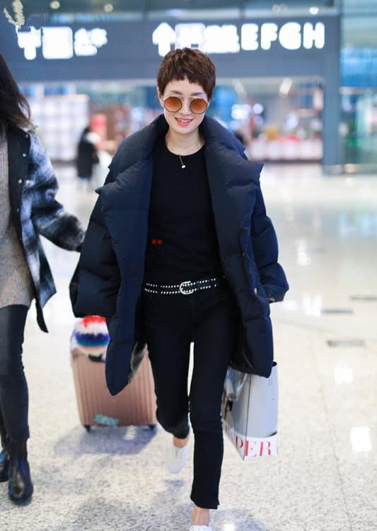 马伊琍穿厚厚的羽绒服,搭九分裤,要是再穿上袜子更时髦保暖!