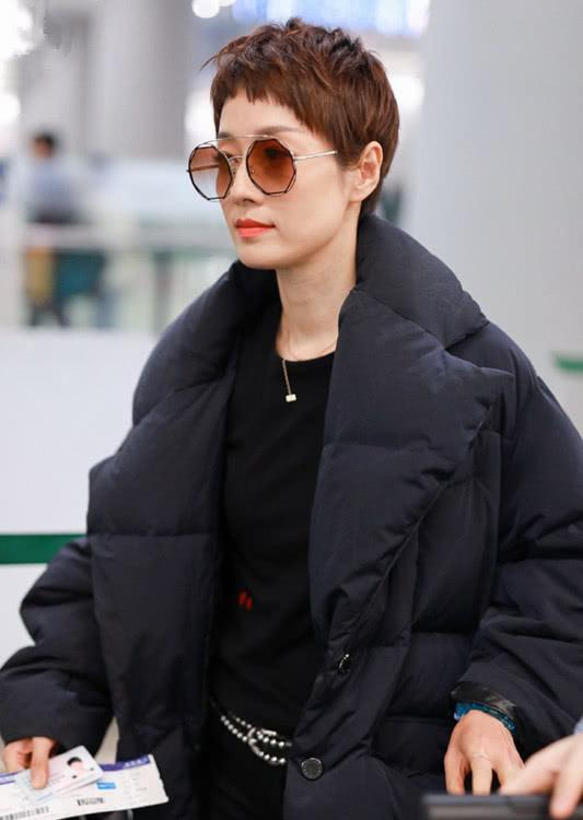 马伊琍穿厚厚的羽绒服,搭九分裤,要是再穿上袜子更时髦保暖!