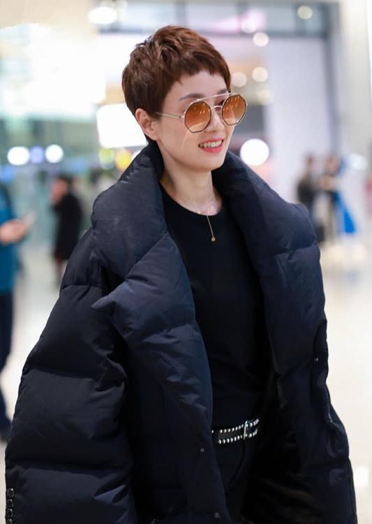 马伊琍穿厚厚的羽绒服,搭九分裤,要是再穿上袜子更时髦保暖!