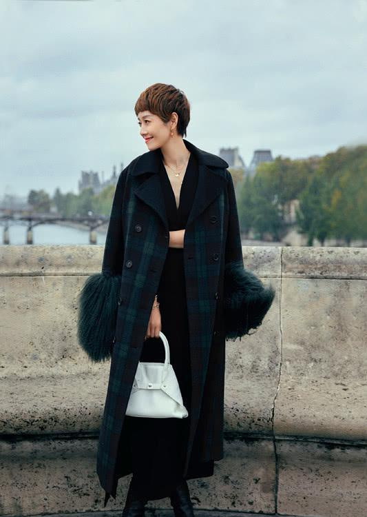 马伊琍穿厚厚的羽绒服,搭九分裤,要是再穿上袜子更时髦保暖!