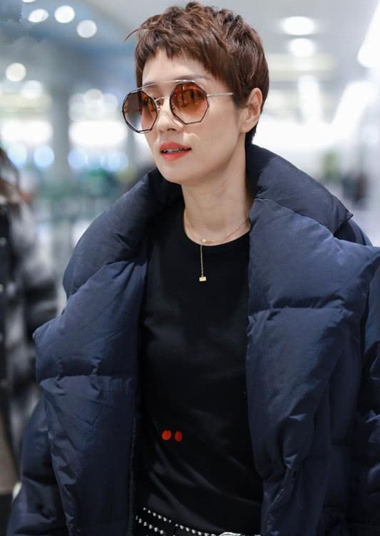 马伊琍穿厚厚的羽绒服,搭九分裤,要是再穿上袜子更时髦保暖!