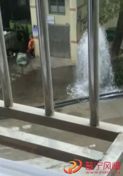 池尾一汽车不慎撞爆消防栓，现场水涌似喷泉！