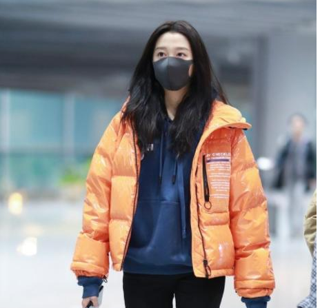 关晓彤和男友度假后回国，1399羽绒服配1万3鞋