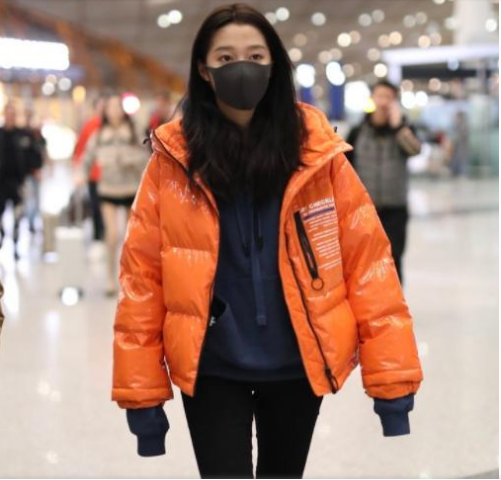 关晓彤和男友度假后回国，1399羽绒服配1万3鞋