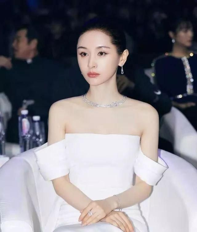 姚晨鸽子蛋耳坠,宋茜粗链条耳环,学明星戴首饰你也很有味!