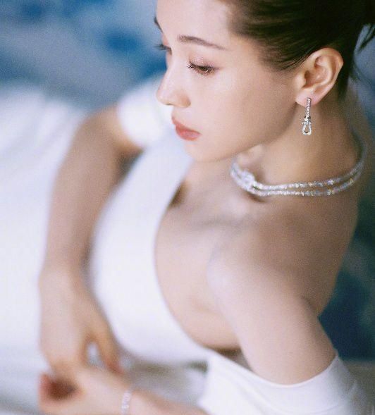 姚晨鸽子蛋耳坠,宋茜粗链条耳环,学明星戴首饰你也很有味!