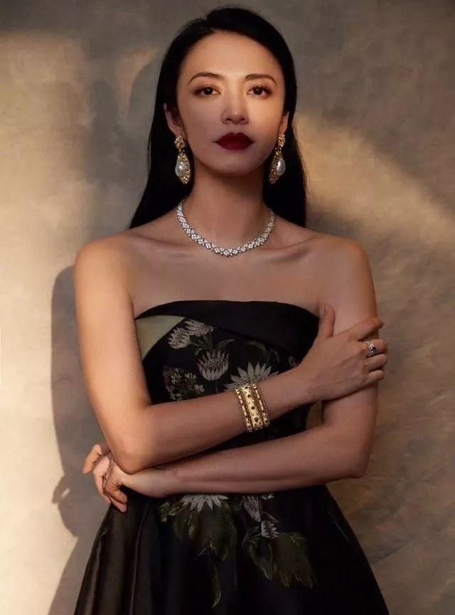 姚晨鸽子蛋耳坠,宋茜粗链条耳环,学明星戴首饰你也很有味!