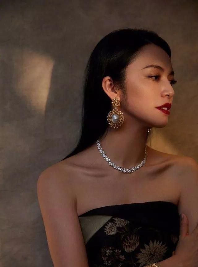 姚晨鸽子蛋耳坠,宋茜粗链条耳环,学明星戴首饰你也很有味!