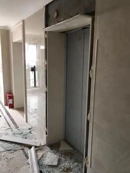 危险！因为这个动作，电梯门直接炸了！这个习惯很多人都有，一定要改！