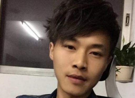 出名不忘家乡的主播：旭旭宝宝捐款10万，而他给村装路灯花100万