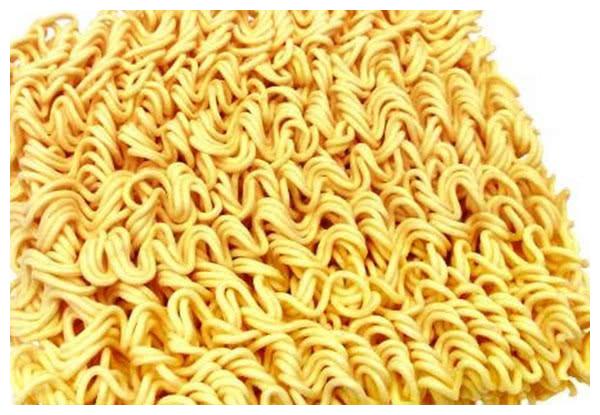 方便面为什么是弯的?拿直板夹把方便面拉直,会成功吗