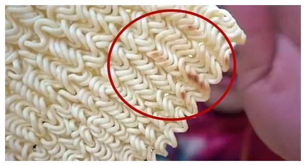 方便面为什么是弯的?拿直板夹把方便面拉直,会成功吗