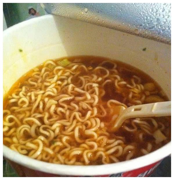 方便面为什么是弯的?拿直板夹把方便面拉直,会成功吗