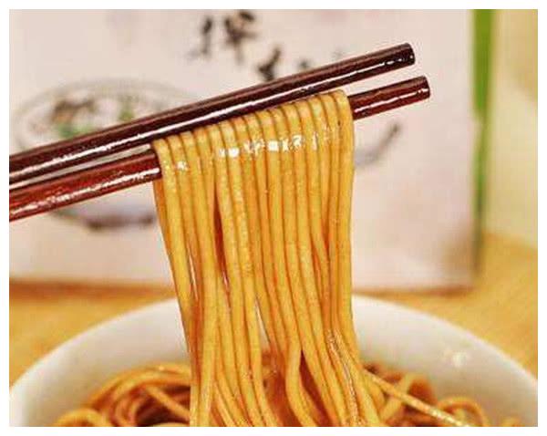 方便面为什么是弯的?拿直板夹把方便面拉直,会成功吗