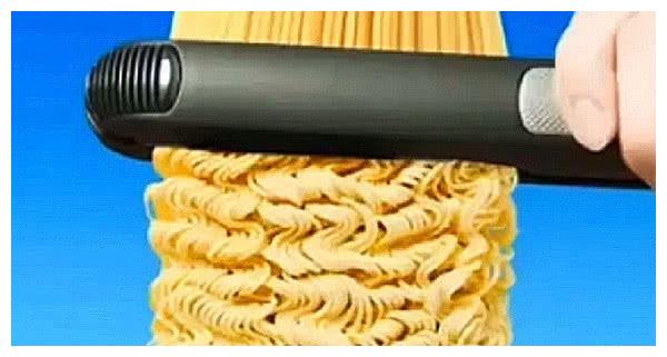 方便面为什么是弯的?拿直板夹把方便面拉直,会成功吗