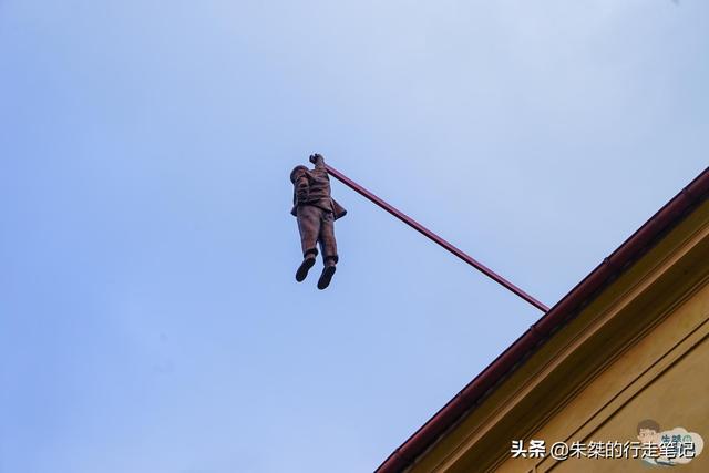 散落在布拉格的三座雕塑：一座少儿不宜，一座高科技，一座很吓人