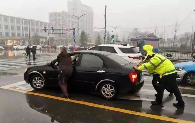 寒冬雨雪天 仪表岗交警帮助司机推车温暖人心