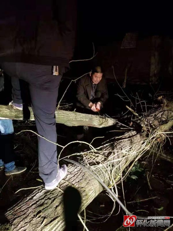 狂风暴雨致靖州部分道路受阻 公路养护人冒雨涉水徒手排险