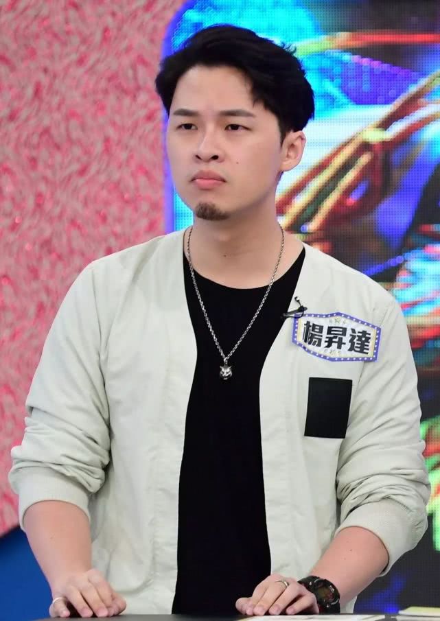 男星嫌弃牙刷碰牙膏很脏，自创懒人刷牙法，恶心画面曝光让人反胃