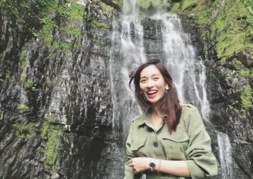 张馨比曝光游山玩水生活照 清新自然风呼吁环保