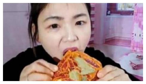 网红吃播有多假？火锅底料是面包，龙虾是塑料，连人都是假的