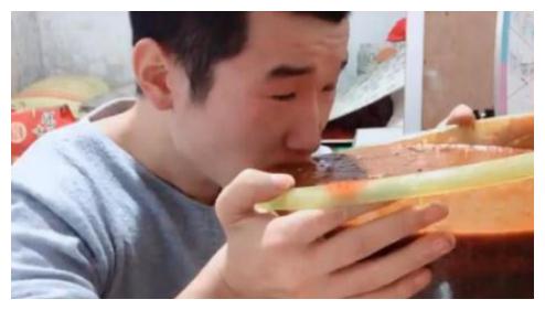 网红吃播有多假？火锅底料是面包，龙虾是塑料，连人都是假的