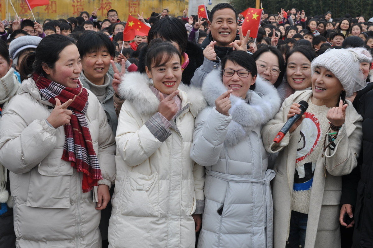 45岁周艳泓致力做公益，白色大衣配珍珠牛仔裤，气质亲和毫无架子