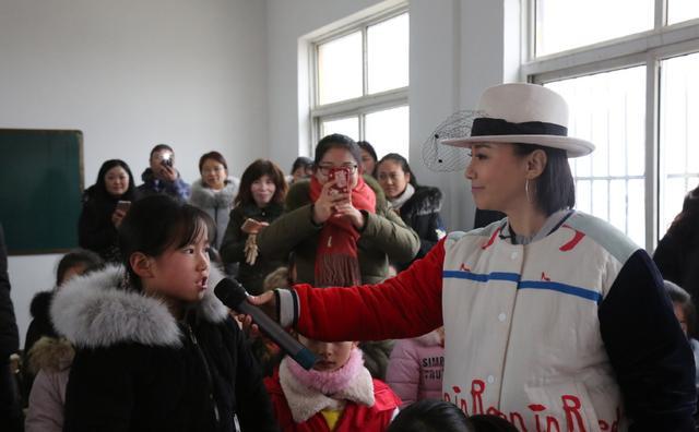 45岁周艳泓致力做公益，白色大衣配珍珠牛仔裤，气质亲和毫无架子