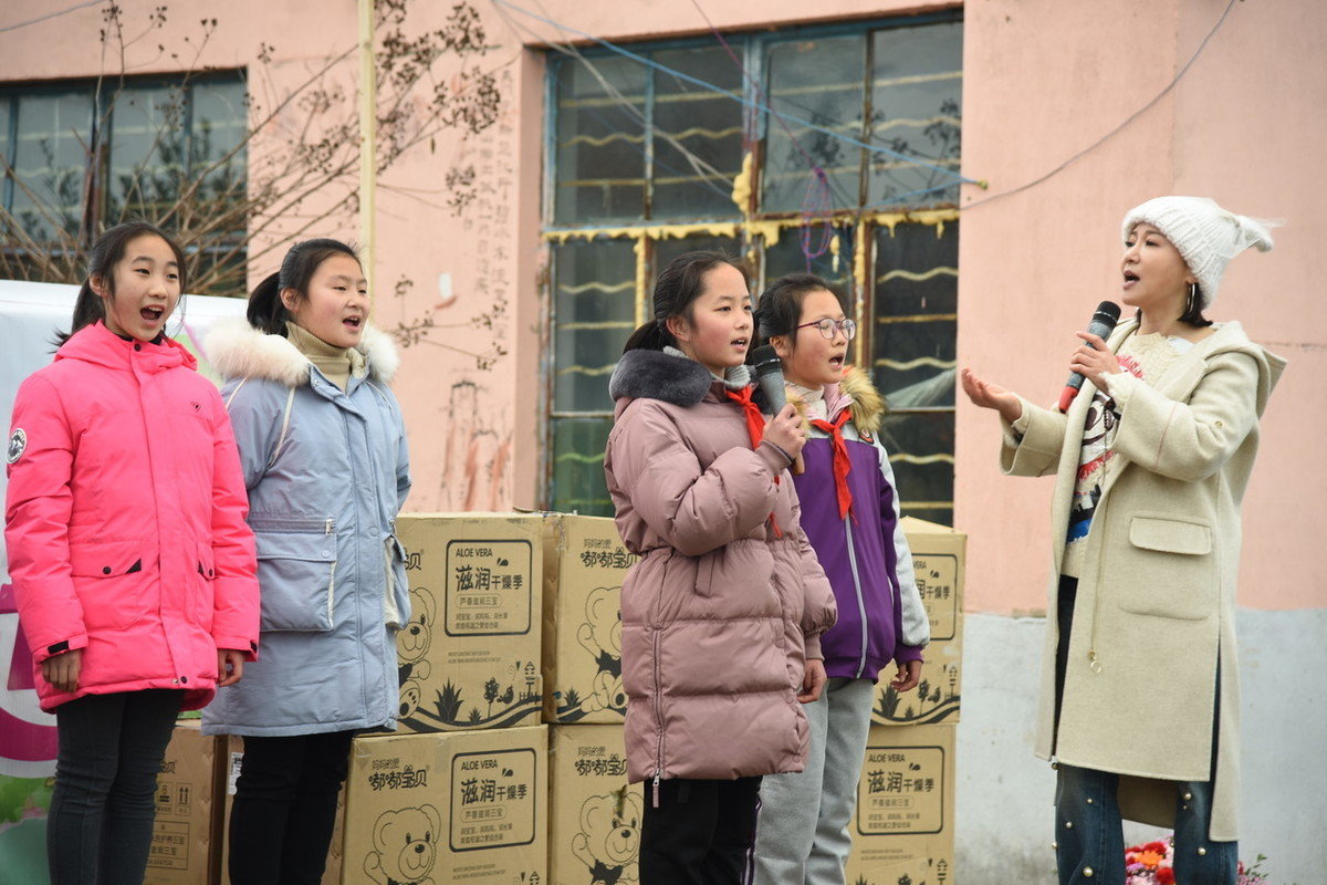 45岁周艳泓致力做公益，白色大衣配珍珠牛仔裤，气质亲和毫无架子