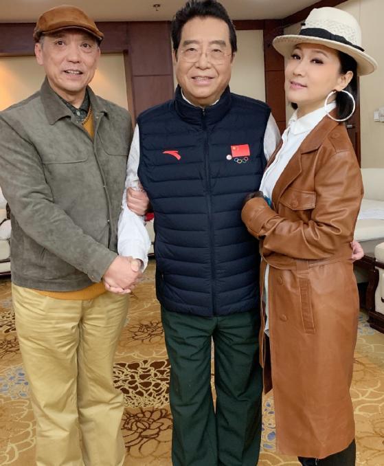 45岁周艳泓致力做公益，白色大衣配珍珠牛仔裤，气质亲和毫无架子