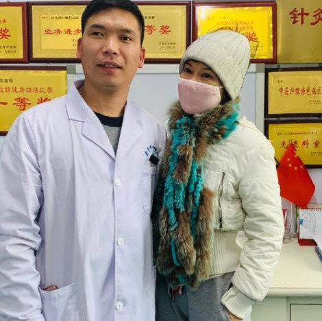 45岁周艳泓致力做公益，白色大衣配珍珠牛仔裤，气质亲和毫无架子