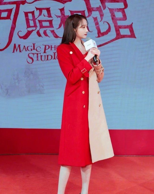 关晓彤把裙子上的星星链条挂在头上后，终于不壮了，仙女般绝美