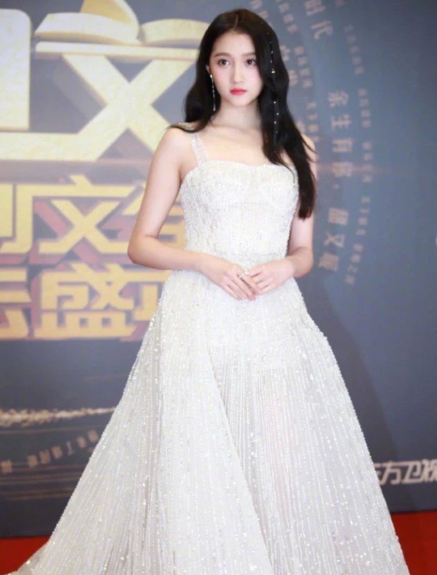 关晓彤把裙子上的星星链条挂在头上后，终于不壮了，仙女般绝美