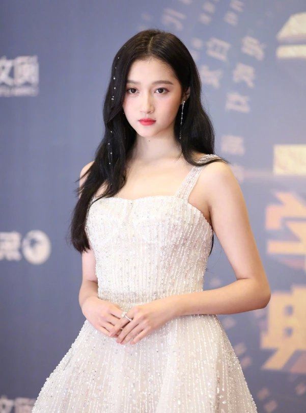 关晓彤把裙子上的星星链条挂在头上后，终于不壮了，仙女般绝美