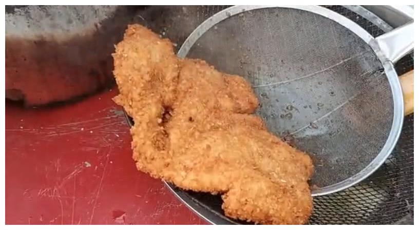 大姐在街头卖炸鸡排，一块鸡排有一个餐具大竟只要12块？