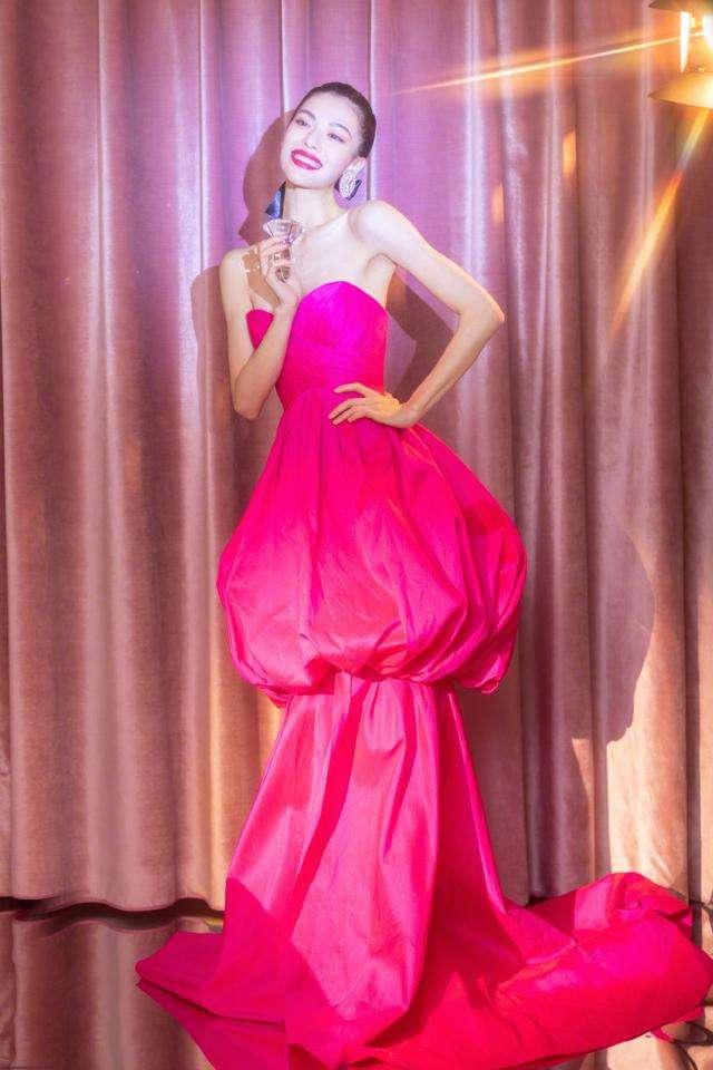 钟楚曦真是高级到骨子里，穿一袭芭比粉灯笼裙，轻松碾压同场女星