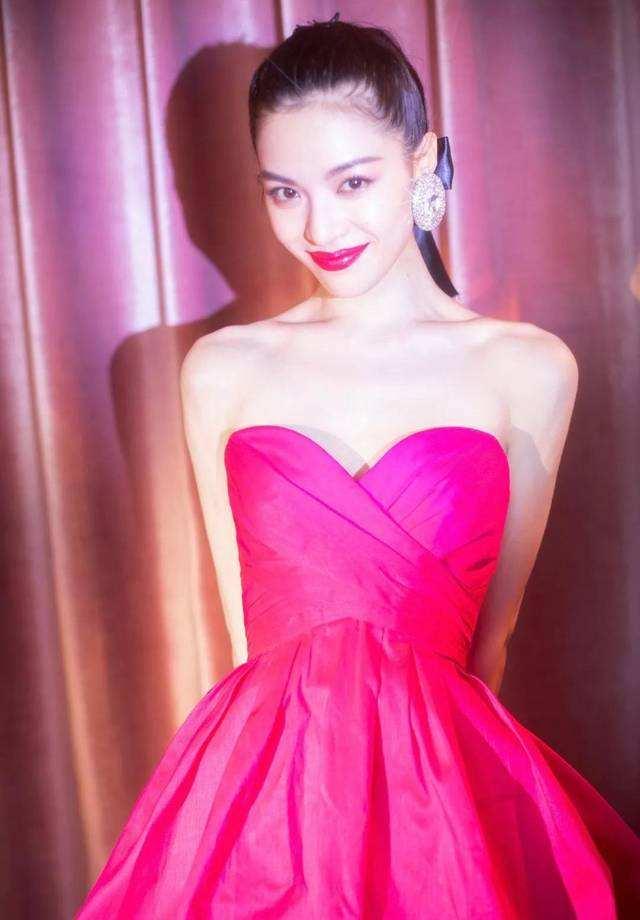 钟楚曦真是高级到骨子里，穿一袭芭比粉灯笼裙，轻松碾压同场女星