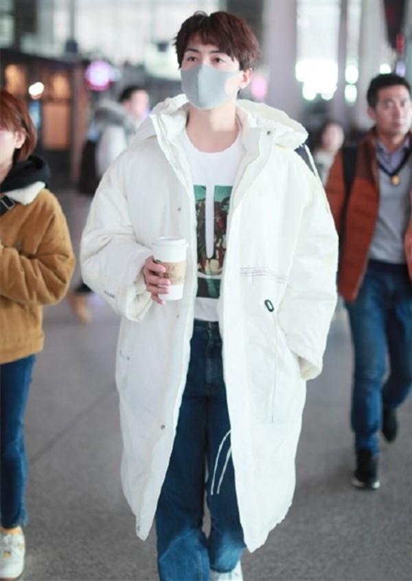 裹得像只大白熊！马天宇穿白色羽绒服出街，气质清新少年感满屏