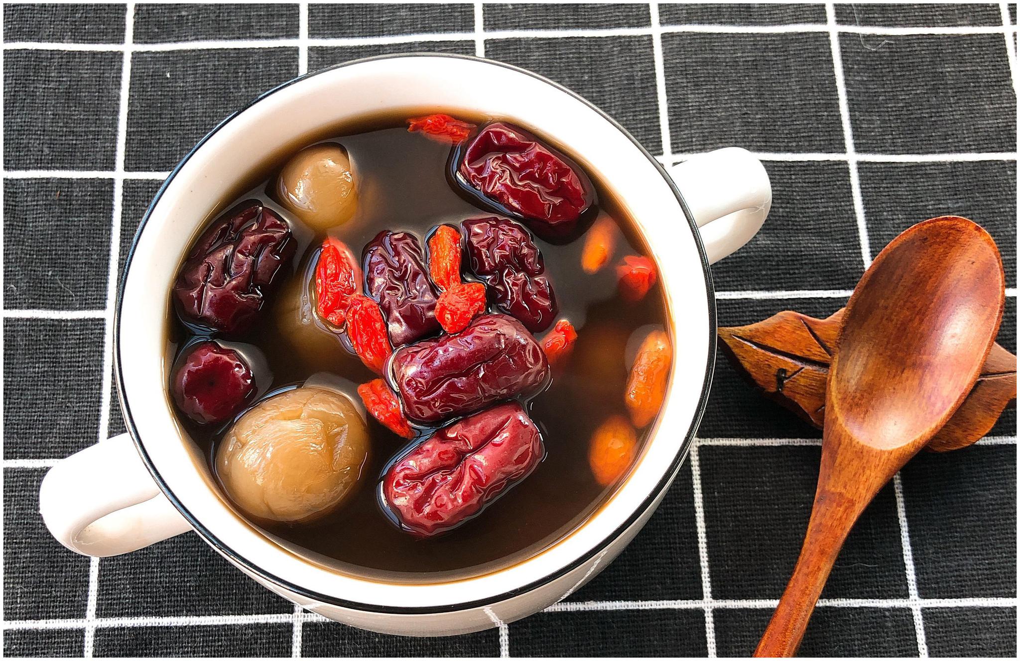 女人皮肤暗黄长斑?别急!早餐喝碗“三红”,养护皮肤显年轻!