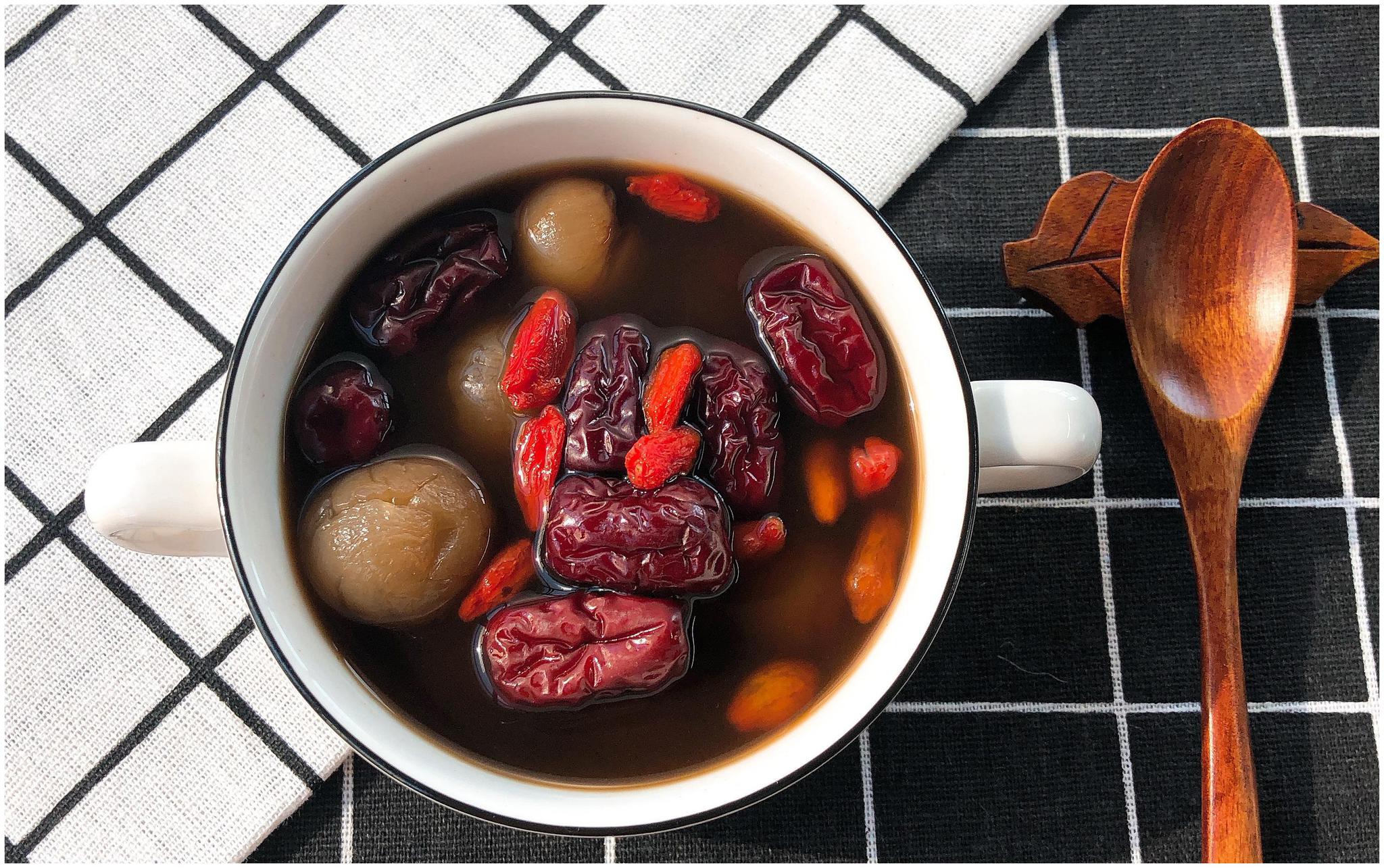 女人皮肤暗黄长斑?别急!早餐喝碗“三红”,养护皮肤显年轻!