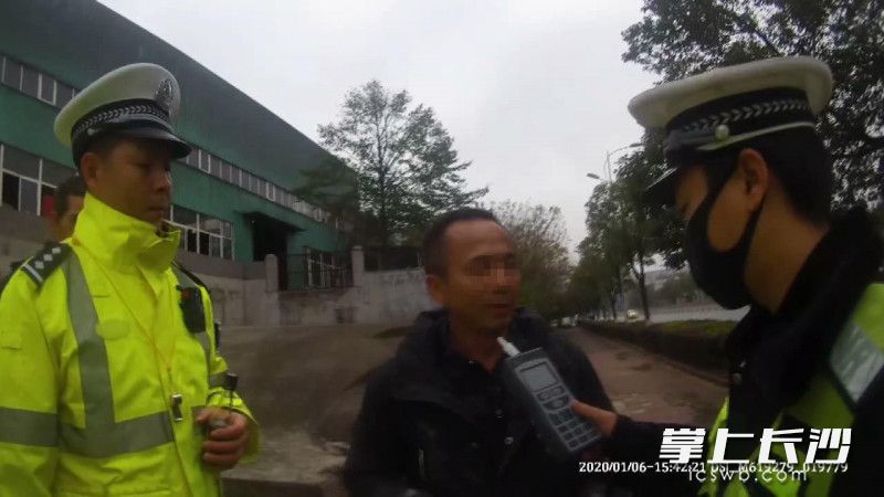 拖拉机驾驶人醉驾被查时兜里还揣着酒瓶，罚！