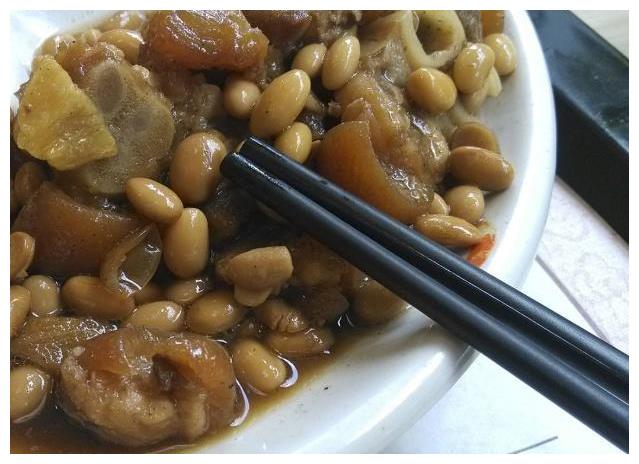 教你做大豆焖猪蹄，营养丰富肥而不腻，一盘都不够吃！