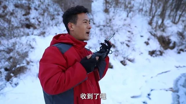 快递小哥神操作，玩具车冰面漂移送货