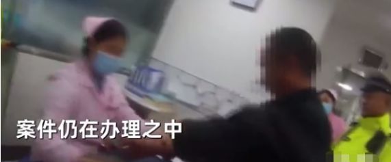 拖拉机司机喝酒上路，兜里揣着酒瓶准备再喝：这样身体才暖和