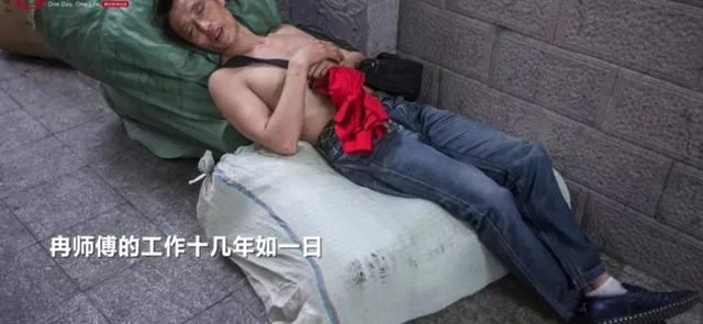 父亲用肩膀扛出市中心一套房！父母的脊梁，是孩子触底时的弹簧