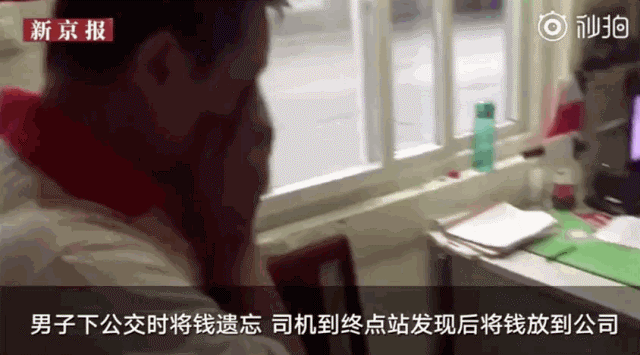 父亲用肩膀扛出市中心一套房！父母的脊梁，是孩子触底时的弹簧