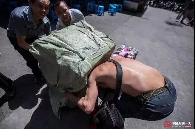 父亲用肩膀扛出市中心一套房！父母的脊梁，是孩子触底时的弹簧